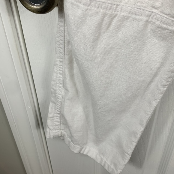 Gap white capris pants size medium. 55% linen, 45% viscose. Pockets - Picture 4 of 8